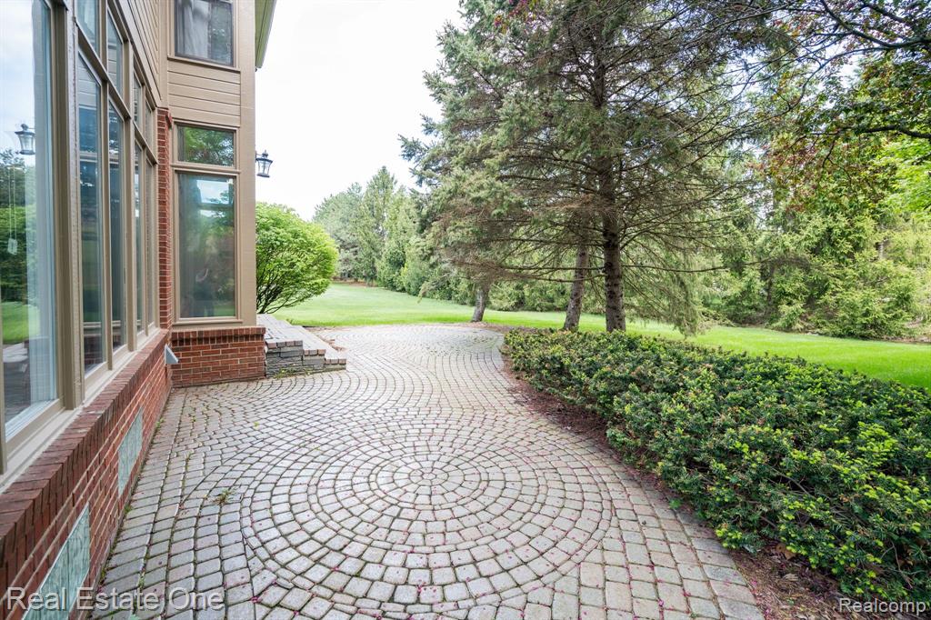 4458 HYCLIFFE Drive, Troy, MI 48098 — Photo 42