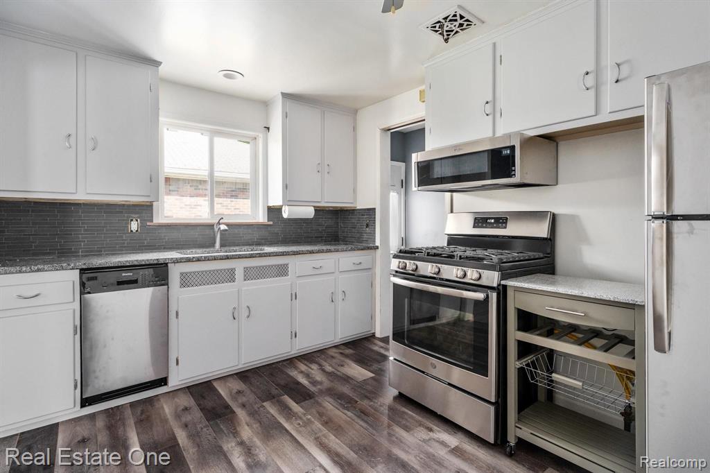 21135 LITTLESTONE Road, Harper Woods, MI 48225 — Photo 5