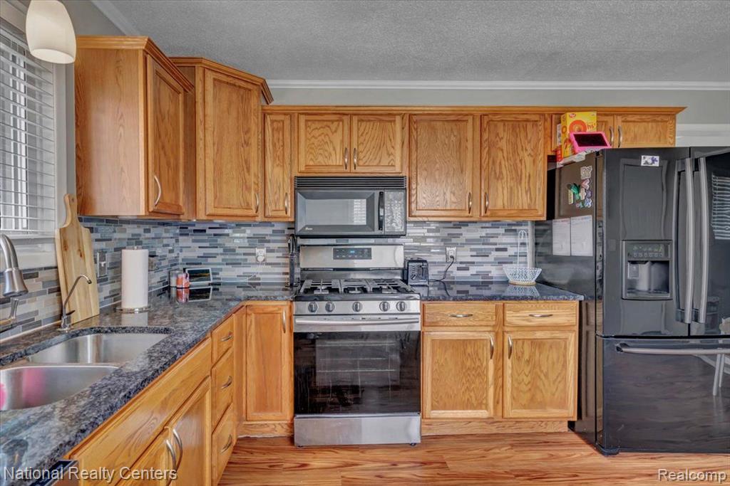 6823 SALINE Drive, Waterford, MI 48329 — Photo 7