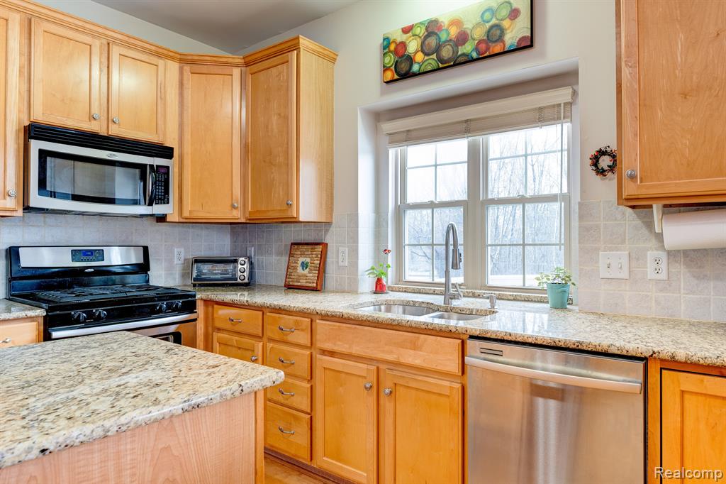 5933 WOODFIELD Parkway, Grand Blanc, MI 48439 — Photo 13