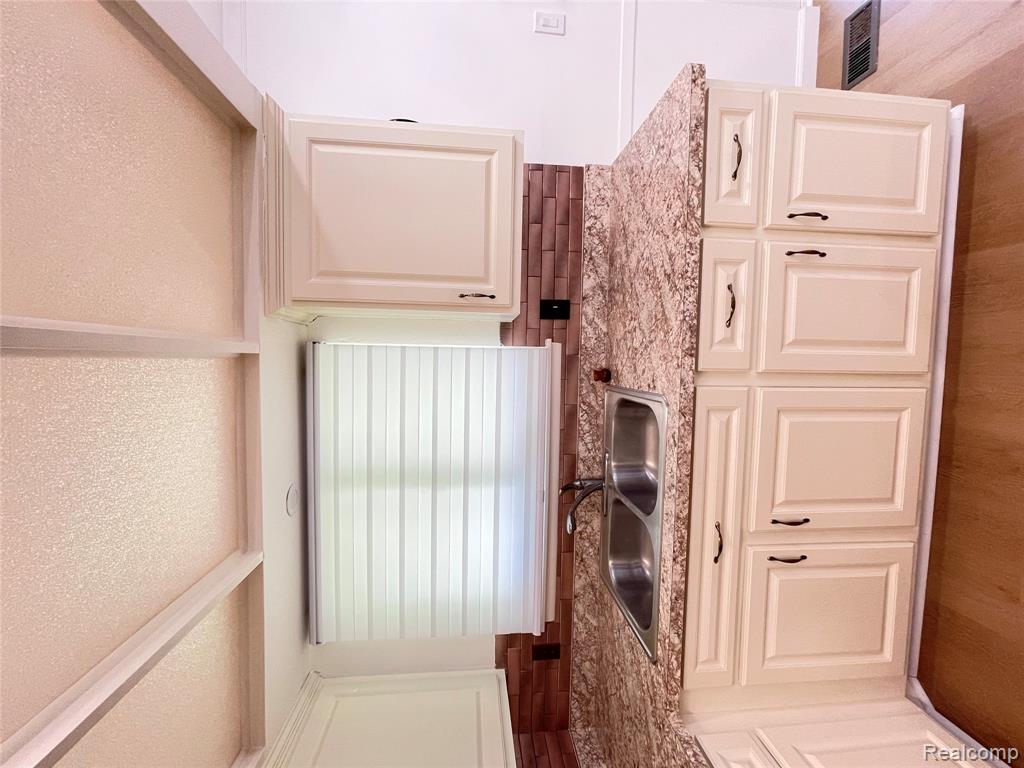 32827 DOVER Avenue, Warren, MI 48088 — Photo 13