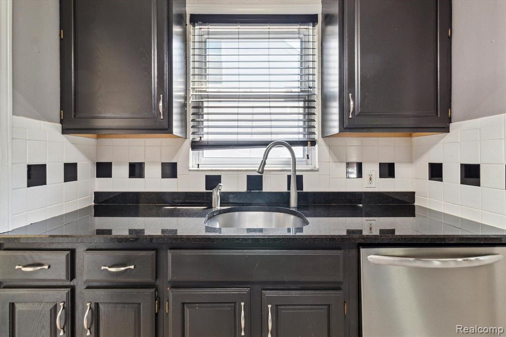 812 N KENWOOD Avenue, Royal Oak, MI 48067 — Photo 14