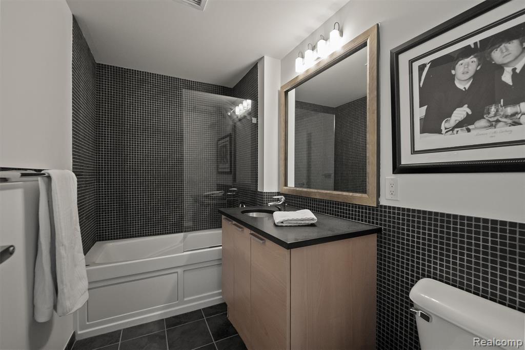 432 S Washington Avenue, 1605, Royal Oak, MI 48067 — Photo 24