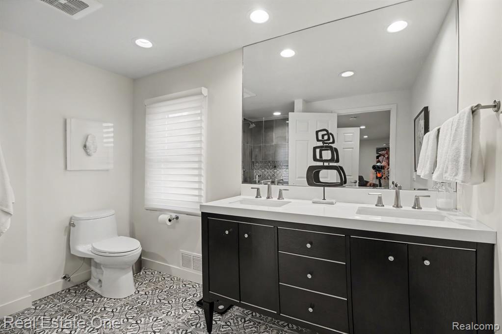 5963 Barnstable Court, West Bloomfield, MI — Photo 23
