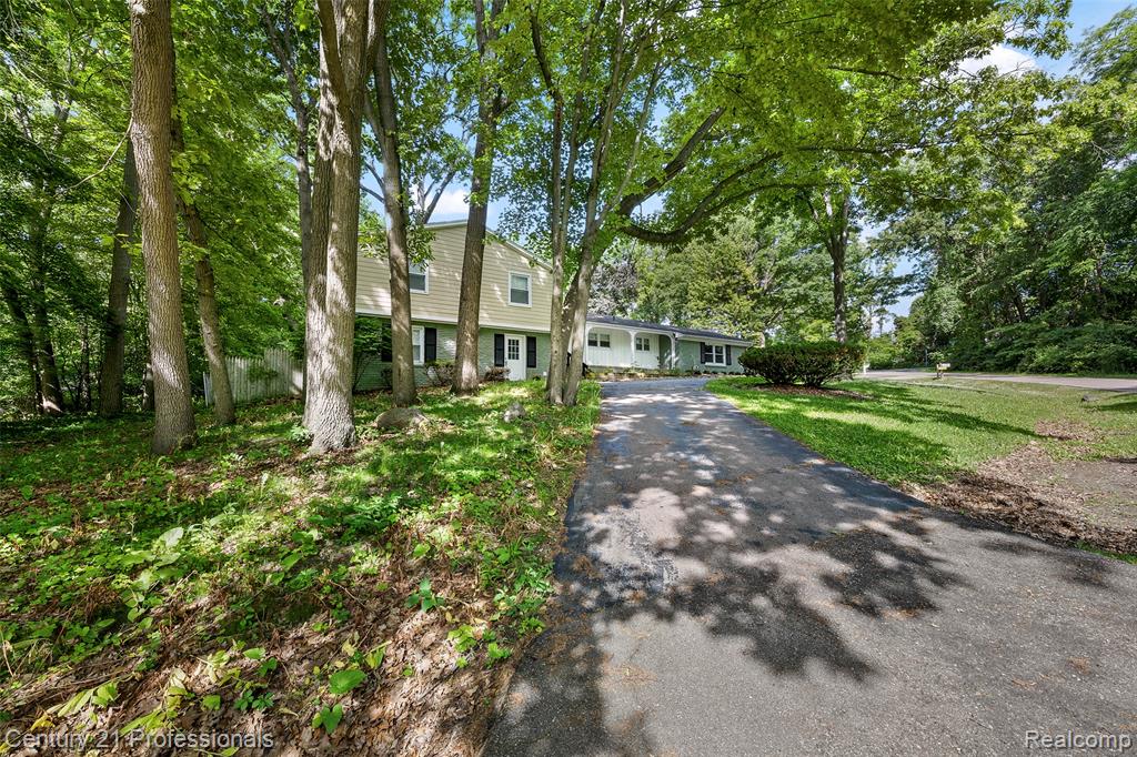 745 Hawthorne Drive - Photo 4