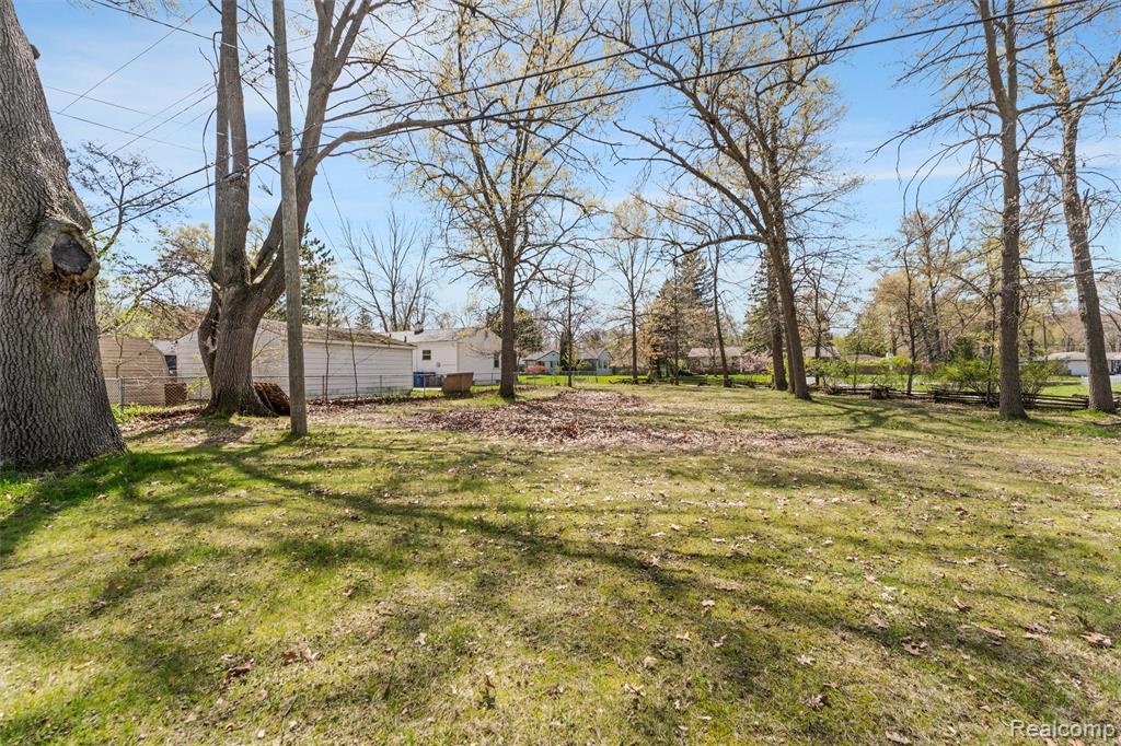 5711 Crescent Road, Waterford, MI 48327 — Photo 8