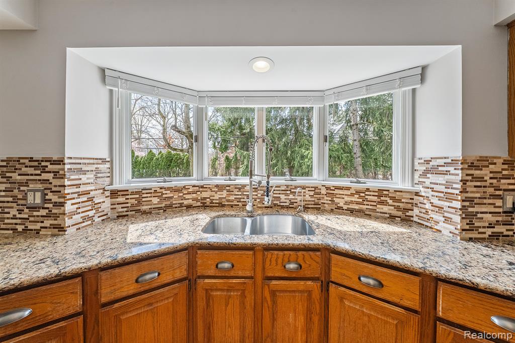 9415 Lakewood Drive, Grosse Ile, MI 48138 — Photo 13