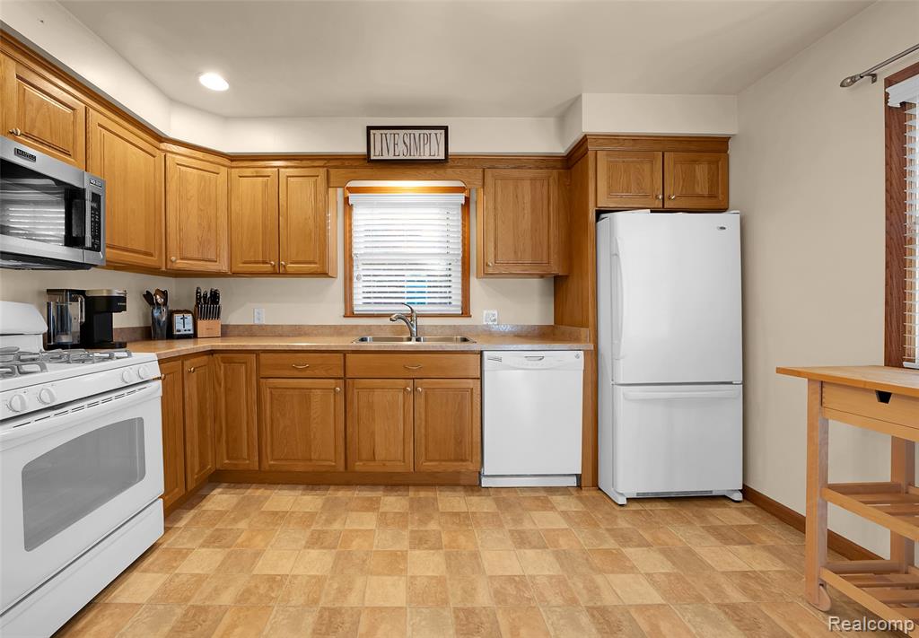 15560 CHARLES R AVE, Eastpointe, MI 48021 — Photo 8