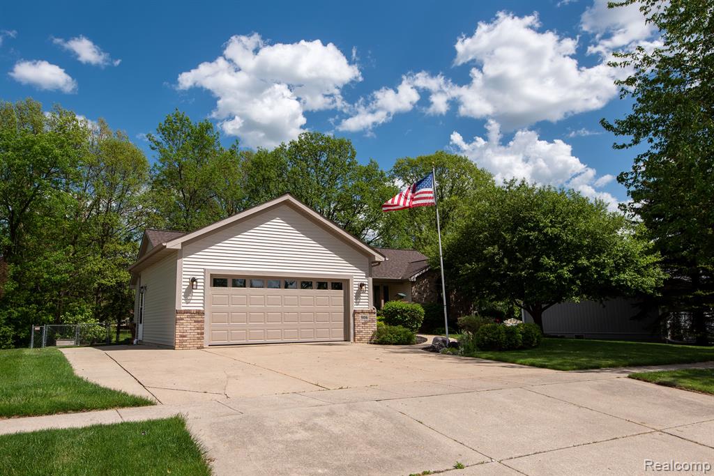 906 VILLAGE Drive, Davison, MI 48423 — Photo 2
