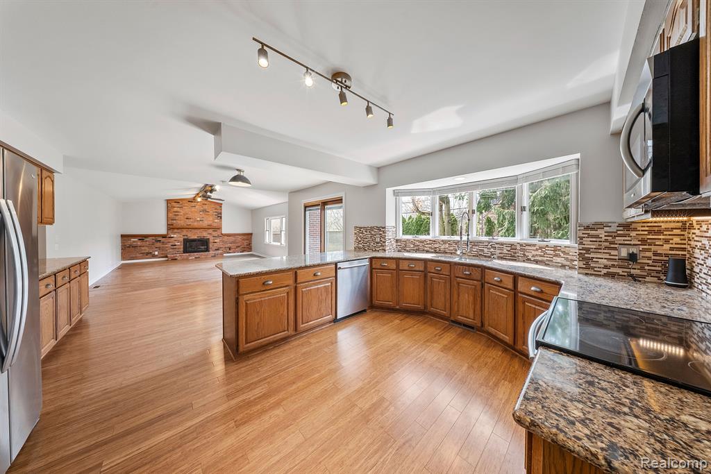 9415 Lakewood Drive, Grosse Ile, MI 48138 — Photo 12