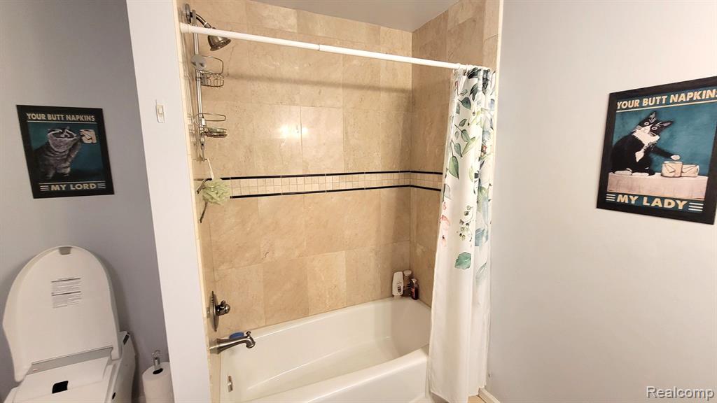 6192 N SHORE Drive, West Bloomfield, MI 48324 — Photo 39