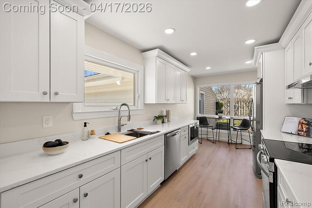 Fully Renovated Eat-In Kitchen