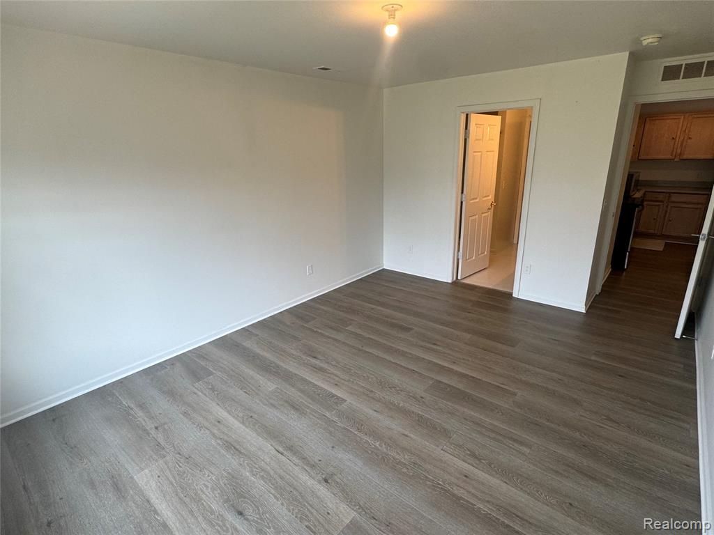 9563 LAKESIDE Drive, Ypsilanti, MI 48197 — Photo 10