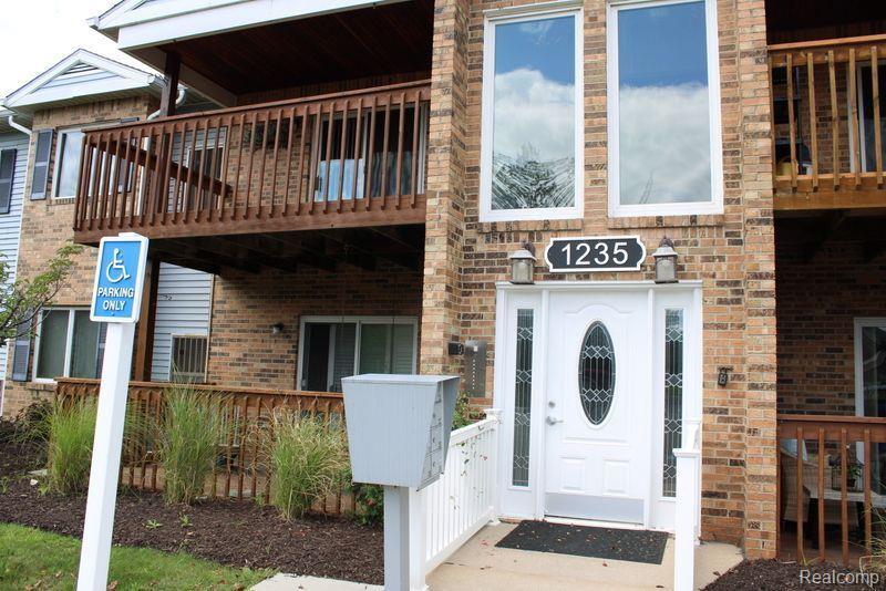 1235 HARBOUR Drive, Trenton, MI 48183 — Photo 2