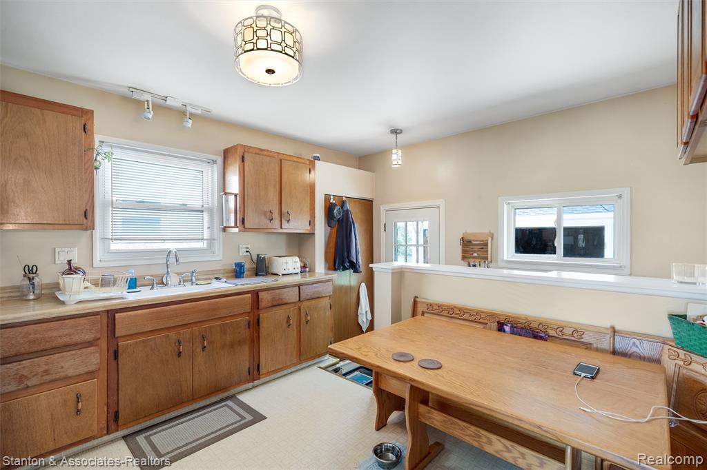917 E Farnum Avenue, Madison Heights, MI 48071 — Photo 2