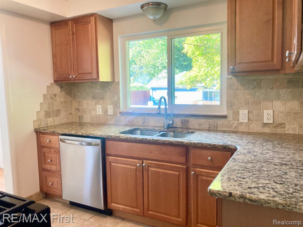 421 E Farnum Avenue, Royal Oak, MI 48067 — Photo 9