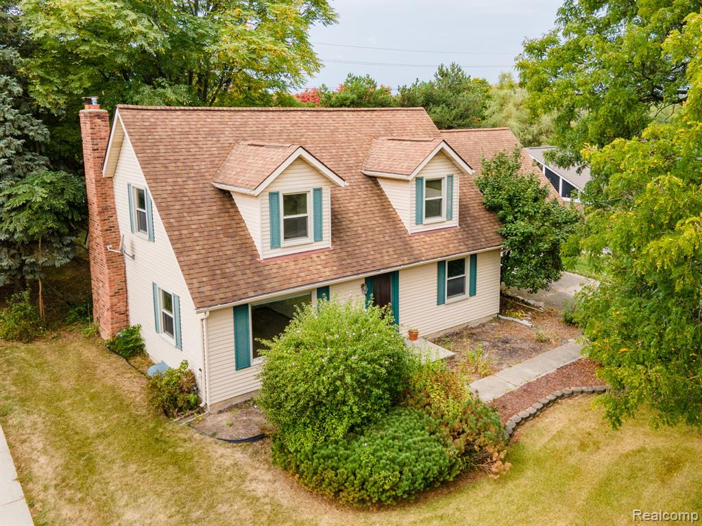 906 Dahlia Lane, Rochester Hills, MI 48307 — front exterior