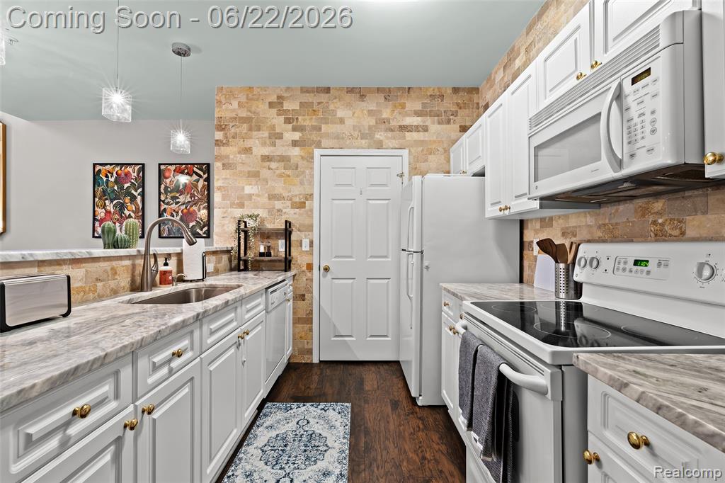 11 N Squirrel Road, Auburn Hills, MI 48326 — Photo 13