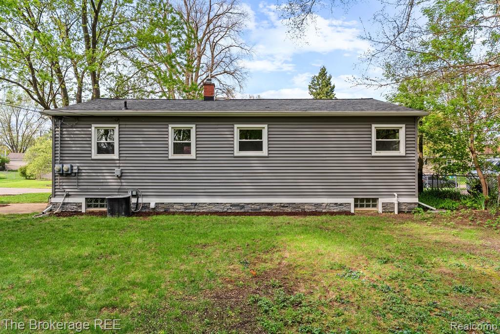 5857 BERKLEY Drive, Waterford, MI 48327 — Photo 35