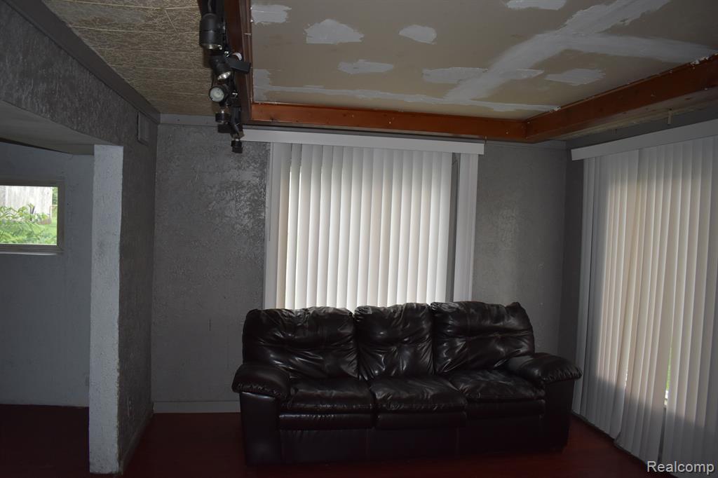 402 N SHIAWASSEE Street, Bancroft, MI 48414 — Photo 2