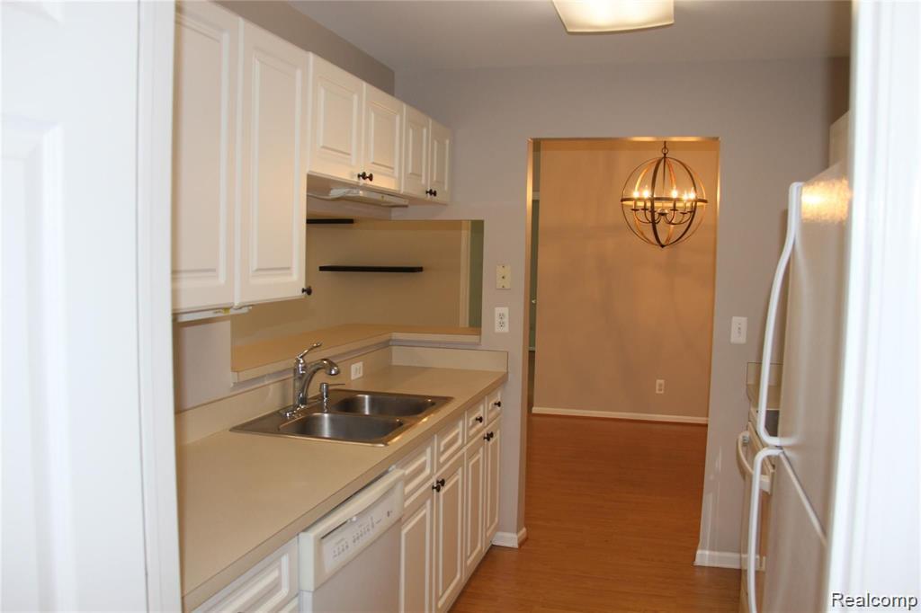 4428 Berkshire Dr, Sterling Heights, MI 48314 — Photo 16