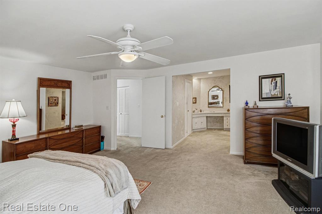 7174 Creeks Crossing, West Bloomfield, MI — Photo 18