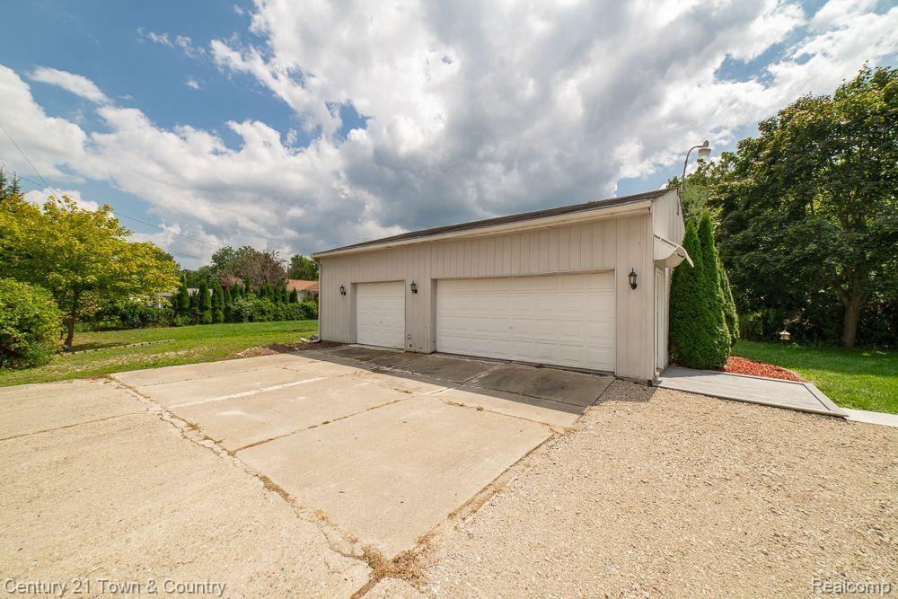 8119 FENTON Road, Grand Blanc, MI 48439 — Photo 28