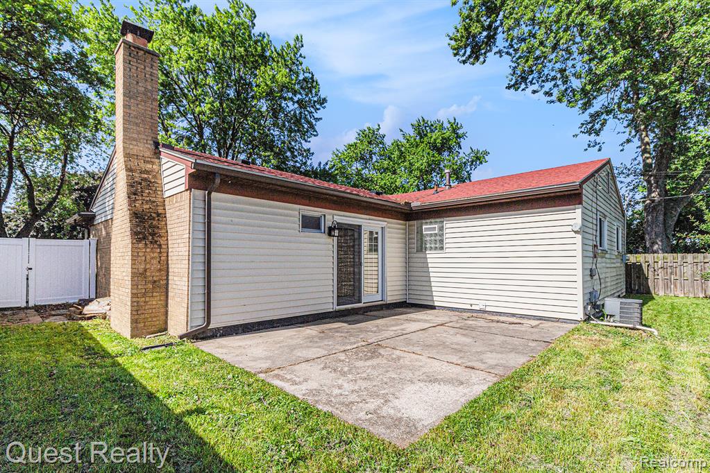 8263 Smethwick Road, Sterling Heights, MI 48312 — Photo 17