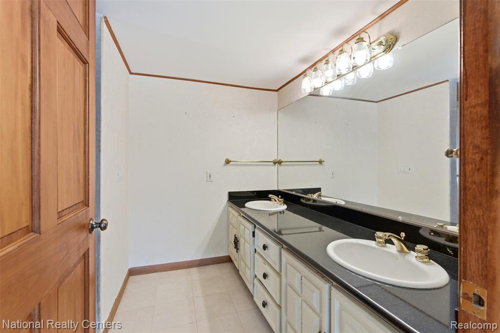 4710 Cove Road, West Bloomfield, MI 48323 — Photo 36