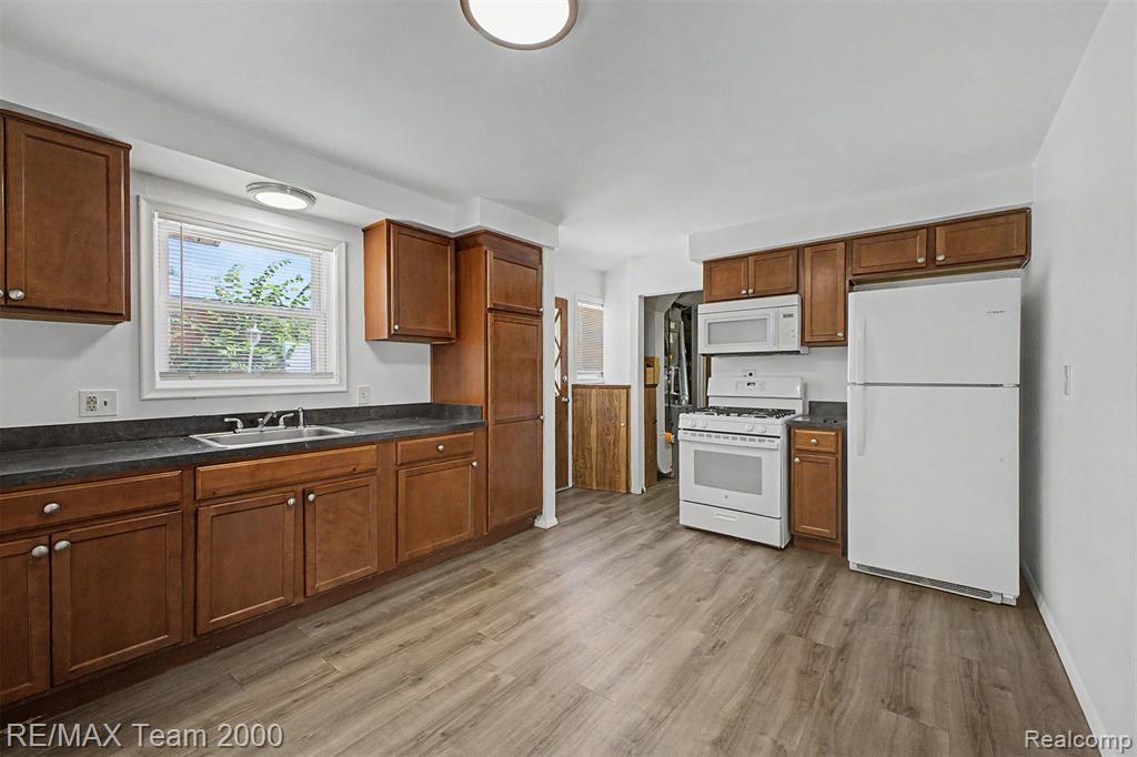 4947 Roosevelt Boulevard, Dearborn Heights, MI 48125 — Photo 9