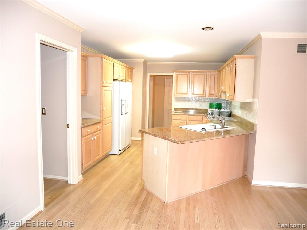 7383 SIMSBURY Drive, West Bloomfield, MI — Photo 21