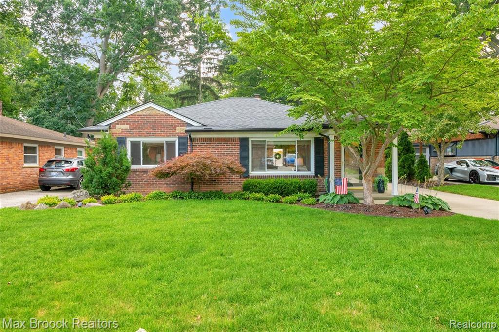 1408 Avondale Street, Sylvan Lake, MI 48320 — Photo 2