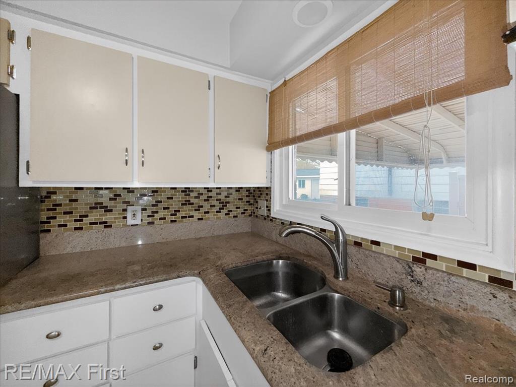 28326 Couzens Avenue, Madison Heights, MI 48071 — Photo 13