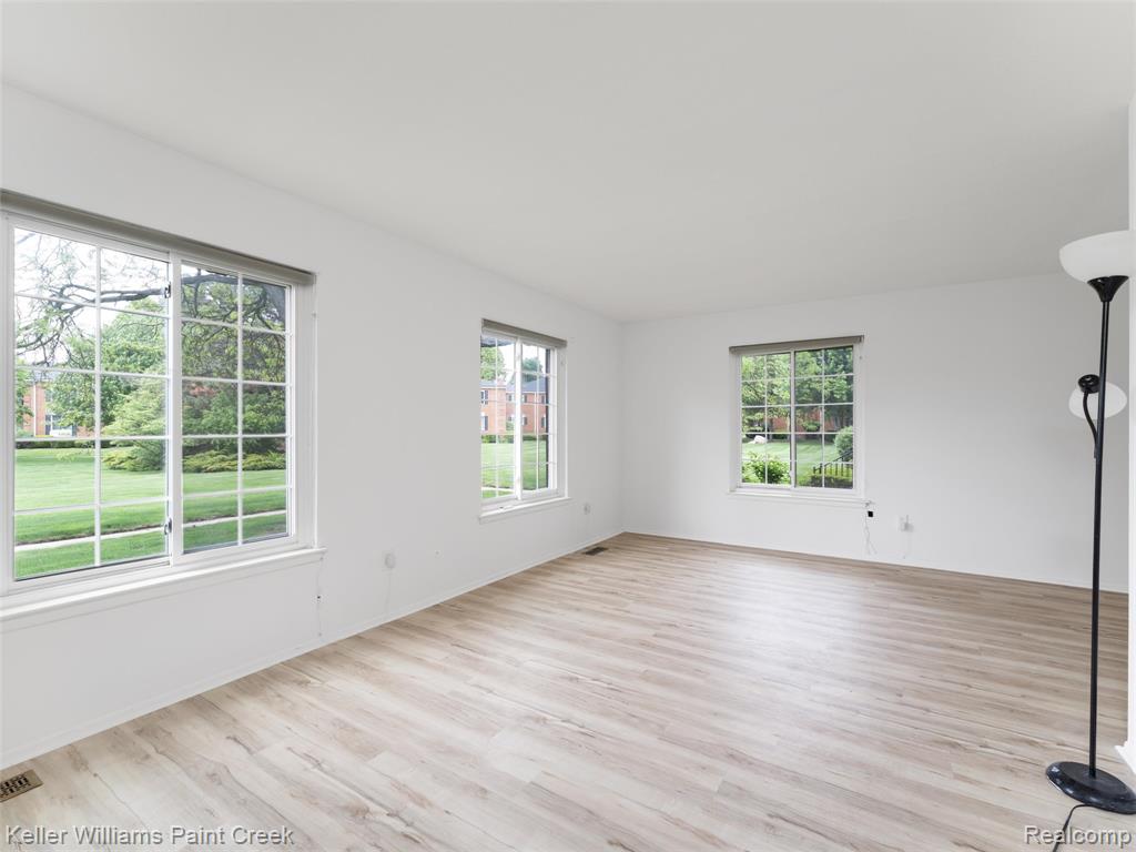 685 E Fox Hills Drive, 67, Bloomfield Hills, MI 48304 — Photo 2