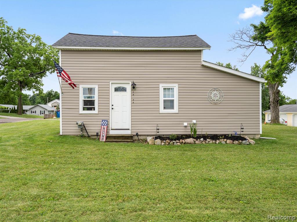 10196 HEGEL Road, Goodrich Vlg, MI — Photo 2