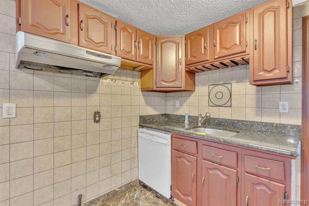 8202 N Inkster Road, Dearborn Heights, MI 48127 — Photo 17