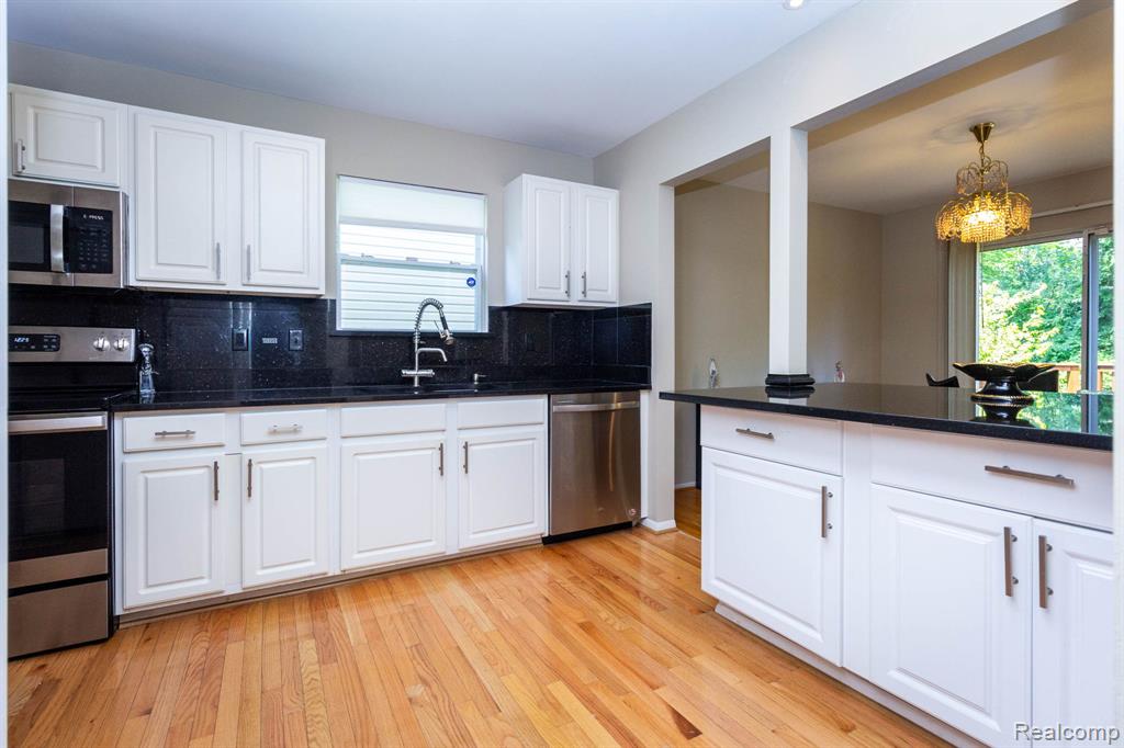 487 N Oak Drive, Commerce Twp, MI 48390 — Photo 16