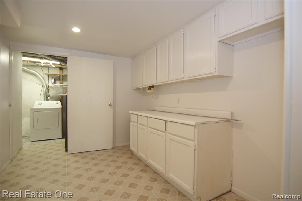 5590 GREENBRIAR Drive, West Bloomfield, MI — Photo 33