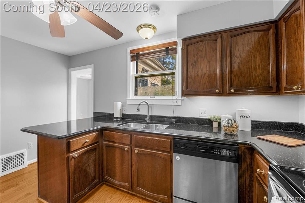 685 W Bethune Street, Detroit, MI 48202 — Photo 11