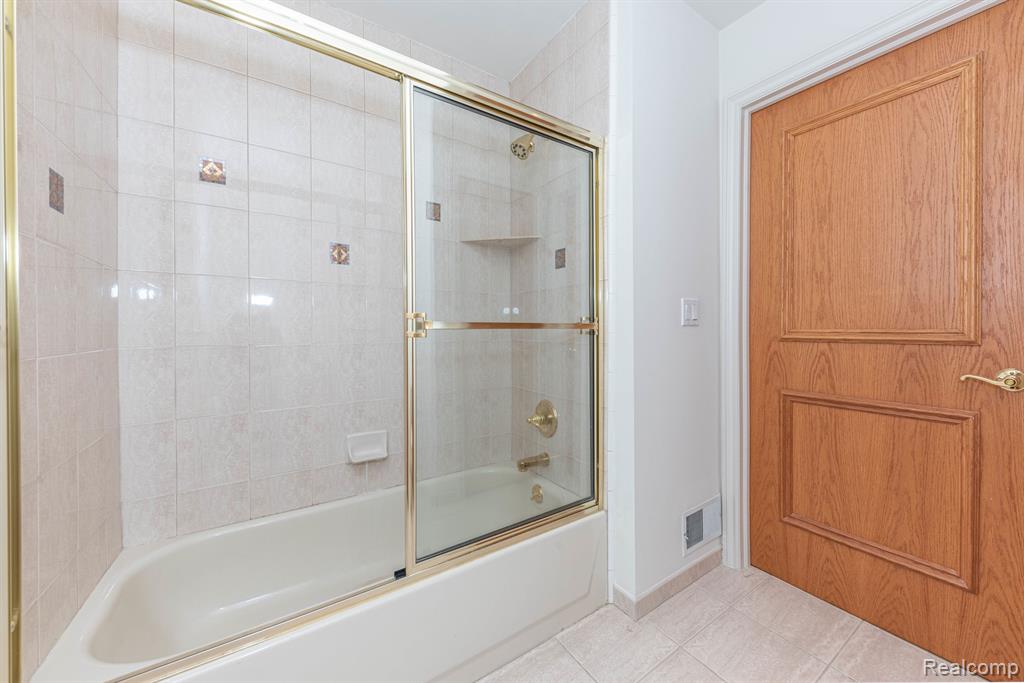 5003 HICKORY POINTE Drive, Orchard Lake Village, MI 48323 — Photo 61