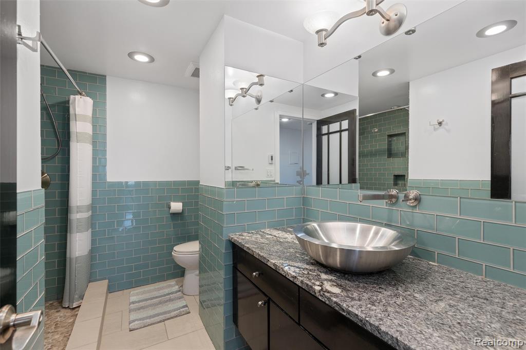 250 E Harbortown Drive, Detroit, MI 48207 — Photo 14