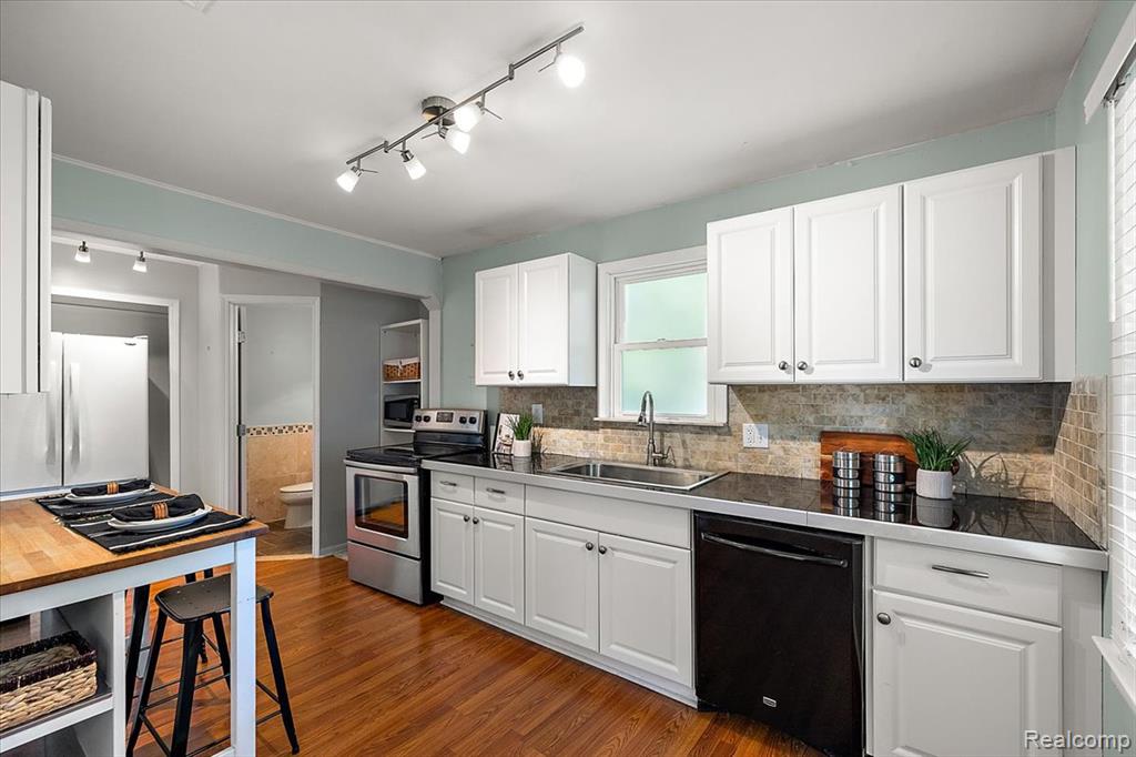 8880 Elmhurst Avenue, Plymouth, MI 48170 — Photo 17