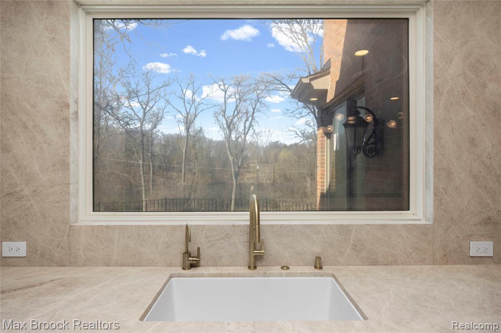 1888 W Tahquamenon Court, Bloomfield Hills, MI 48302 — Photo 13