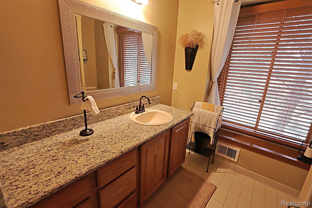22249 RIVER PINES Drive, Farmington Hills, MI 48335 — Photo 15