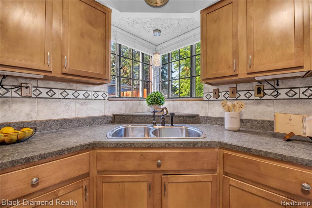 5500 Harvard Road, Detroit, MI 48224 — Photo 17