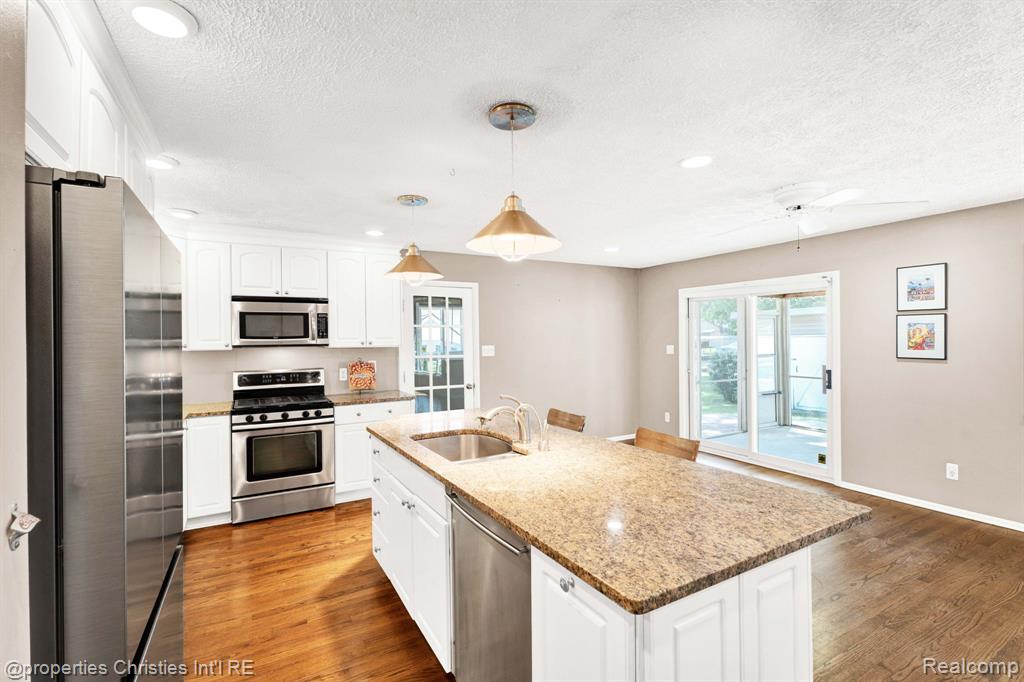 1700 MADDY Lane, Keego Harbor, MI 48320 — Photo 23