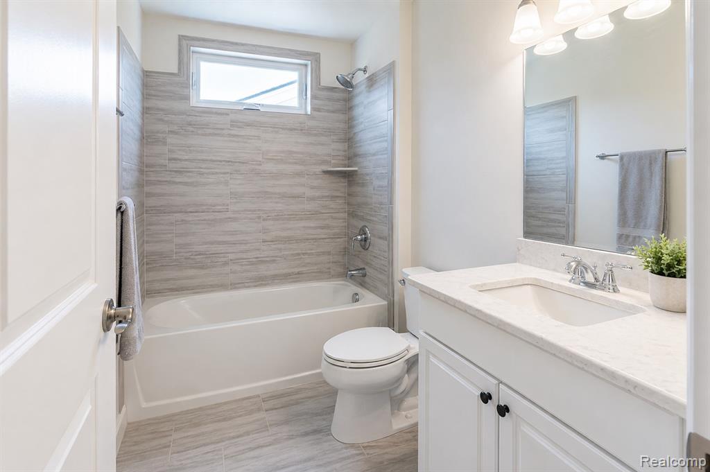 5545 Helmsdale Boulevard, West Bloomfield, MI — Photo 35