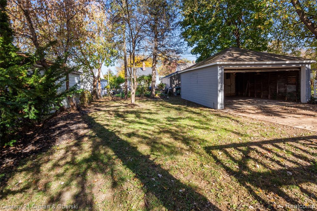 18933 Kenosha Street, Harper Woods, MI 48225 — Photo 26