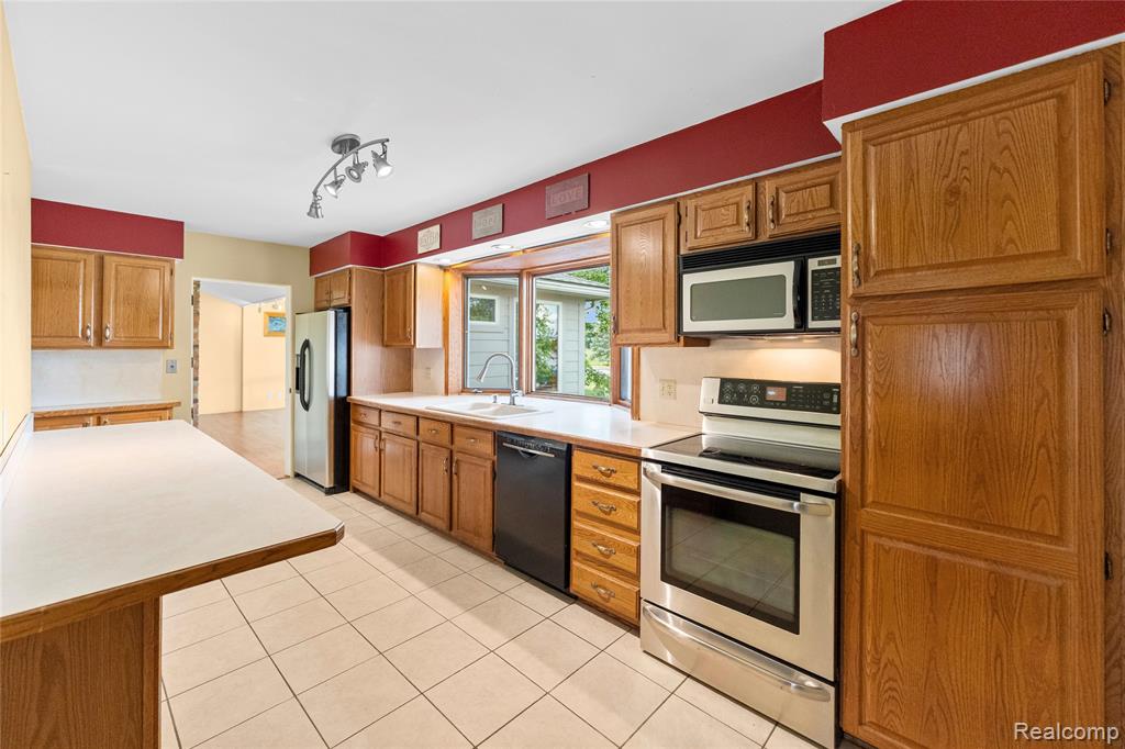 2354 Grove Park Road, Fenton, MI 48430 — Photo 3