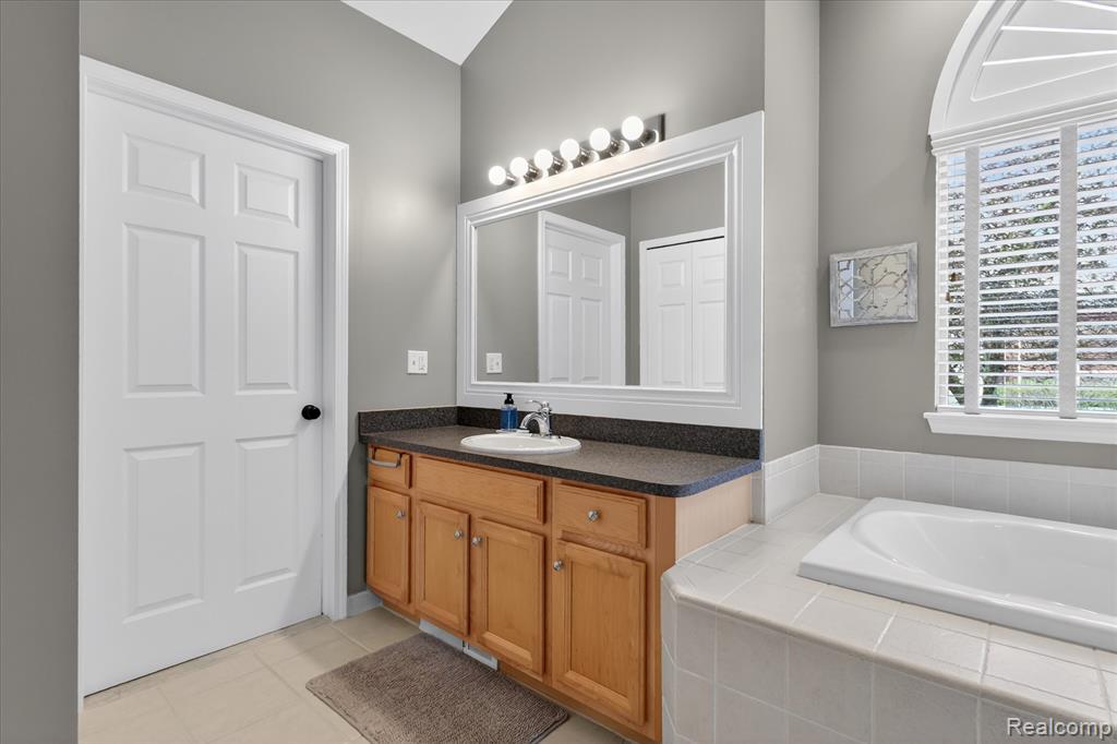3226 Estate View Court, Commerce Twp, MI 48382 — Photo 28
